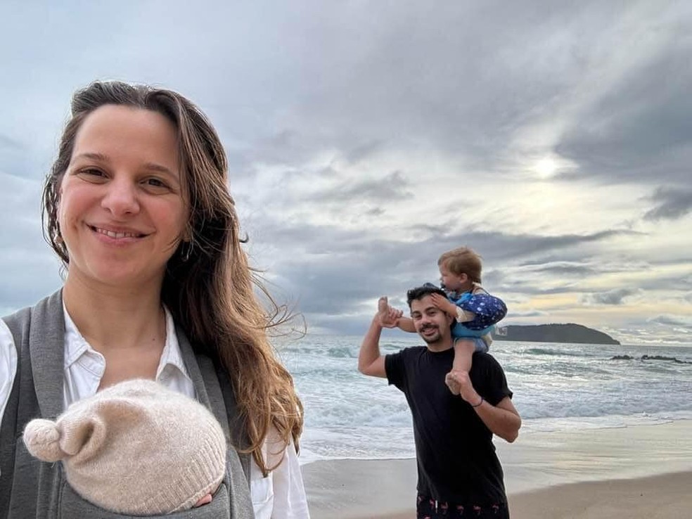 Matilde com Cauê e Diego com Joaquim, em uma praia — Foto: Reprodução/Redes Sociais