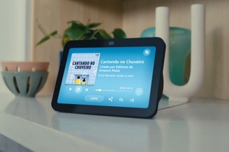 O novo Echo Show 8 tem tecnologia de Áudio Espacial para entregar som de qualidade em qualquer ambiente.