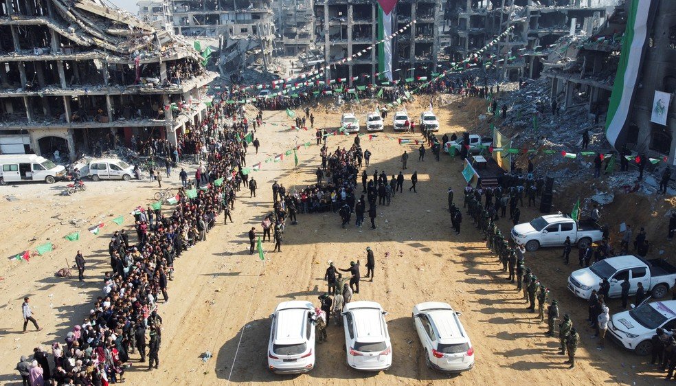 Netanyahu critica tumulto em resgate de reféns do Hamas; Israel suspende libertação de prisioneiros palestinos 1 Local de libertação de refém